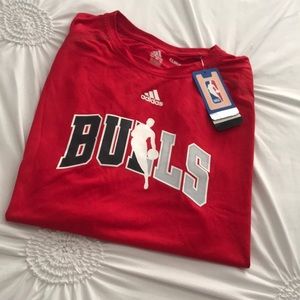 Mens  red Chicago Bulls adidas shirt size L NWT